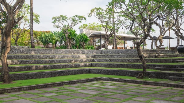 Arnalaya Beach House - Expansive lawn ideal for weddings and events